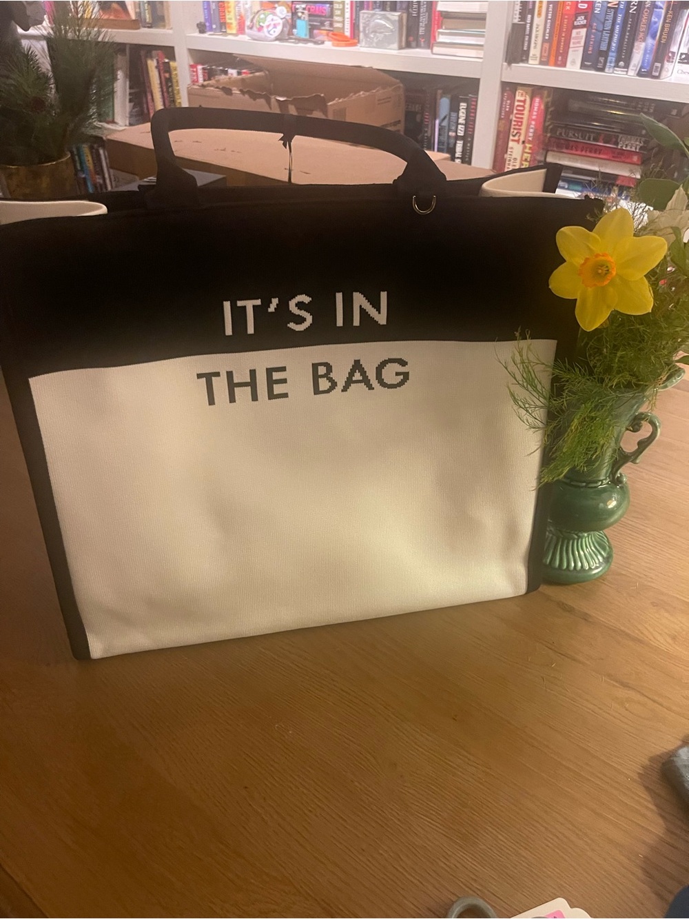 kate spade Black and White "It's In The Bag" Tote! 💕🙌🏻🥰 limited edition